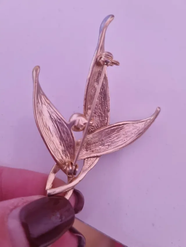 Broche vintage hoja dorado con brillante