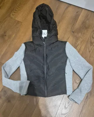Chaqueta Zara acolchada gris y negra