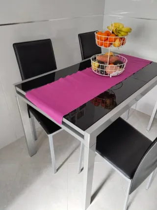 Mesa extensible cristal negro y metal