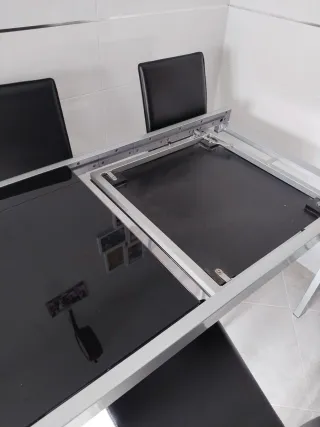 Mesa extensible cristal negro y metal
