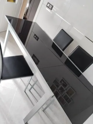 Mesa extensible cristal negro y metal