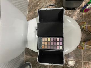 Maletín con maquillaje.