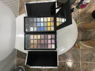 Maletín con maquillaje.