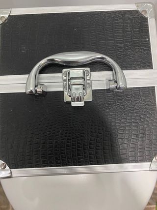 Maletín con maquillaje.