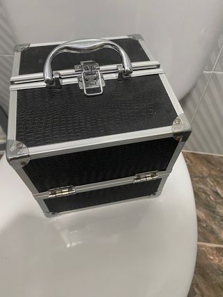 Maletín con maquillaje.