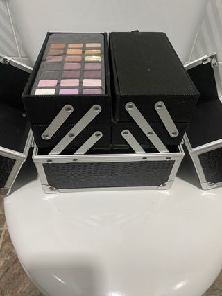 Maletín con maquillaje.
