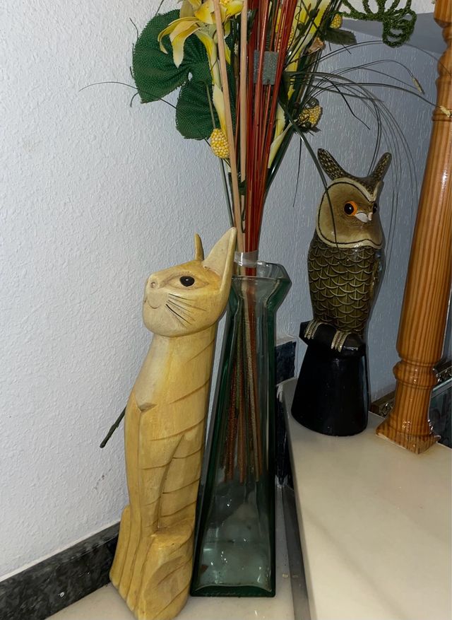 Figura de gato de madera y búho decorativo