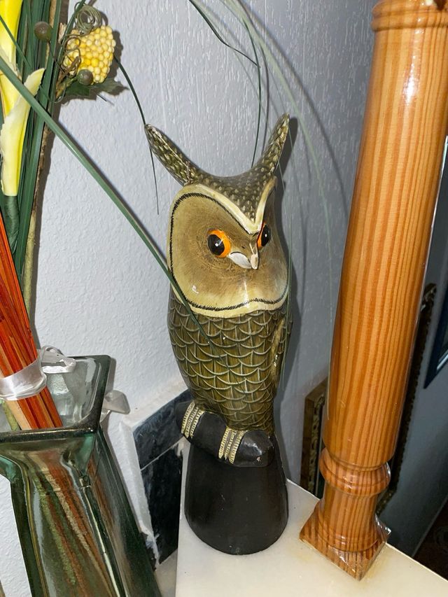 Figura de gato de madera y búho decorativo