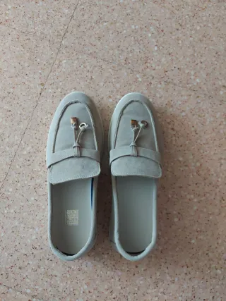 Mocasines ante gris claro