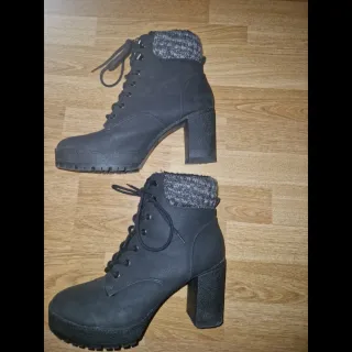 Botines negros cordones cuello punto