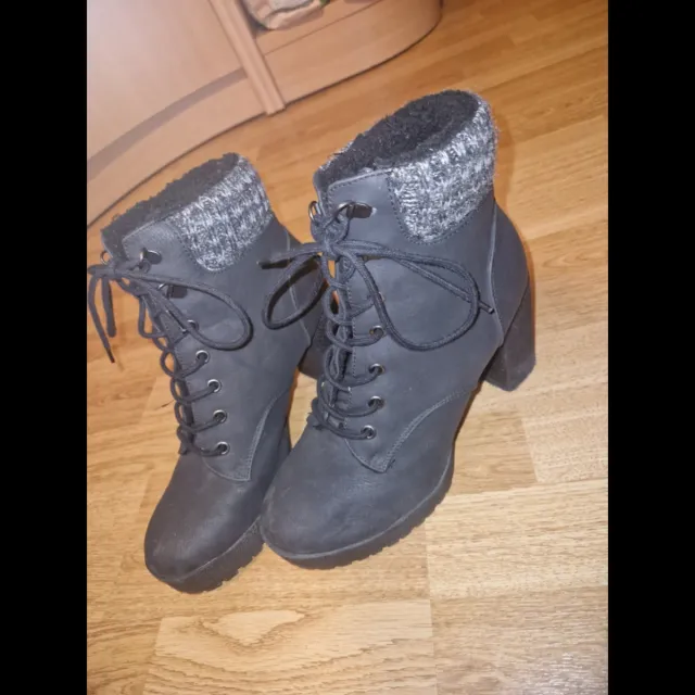 Botines negros cordones cuello punto