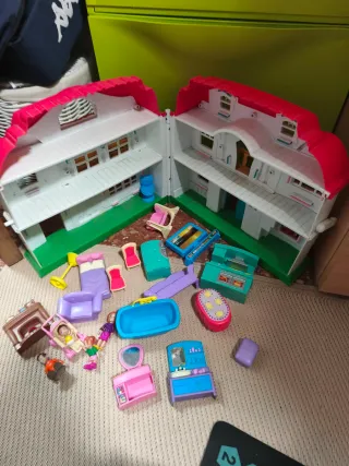 Casita de juguete rosa y blanca con muebles