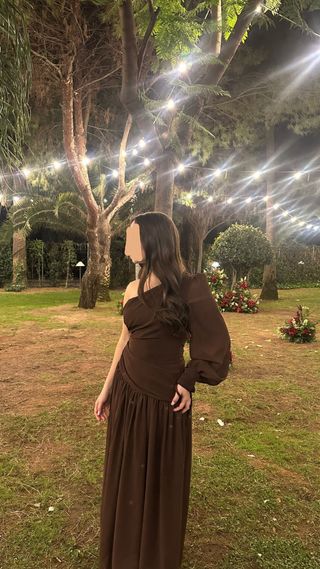 Vestido de fiesta marrón asimétrico