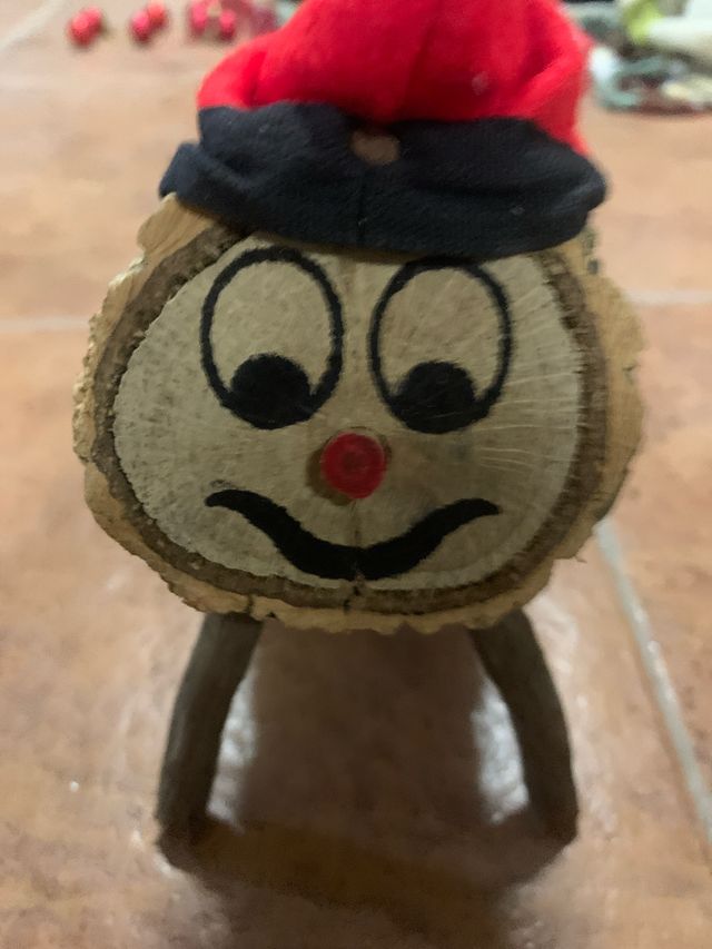 Tió de Nadal de madera con gorro
