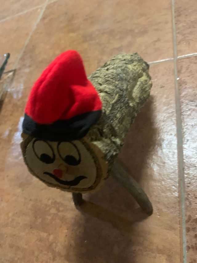 Tió de Nadal de madera con gorro