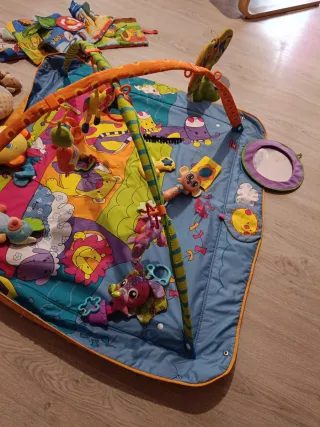 Manta de actividades y juguetes para bebé