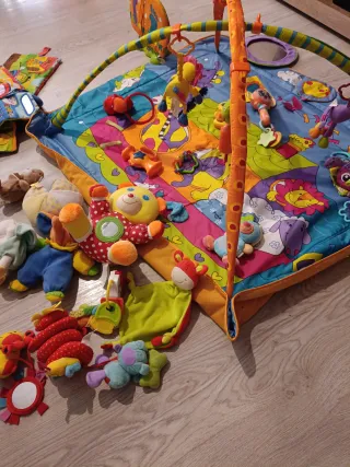 Manta de actividades y juguetes para bebé