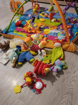Manta de actividades y juguetes para bebé