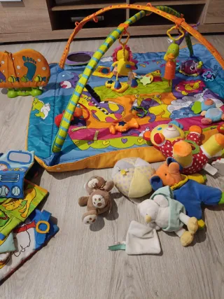 Manta de actividades y juguetes para bebé