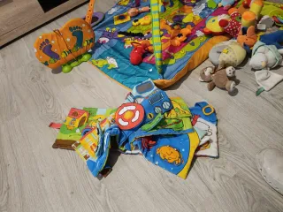 Manta de actividades y juguetes para bebé