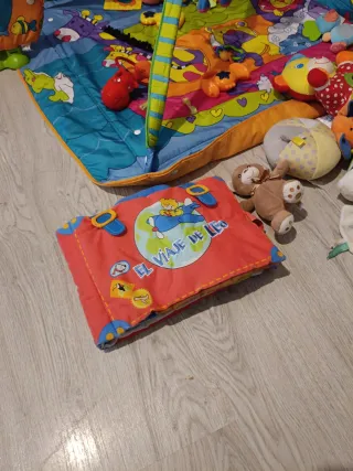 Manta de actividades y juguetes para bebé