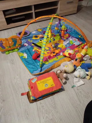 Manta de actividades y juguetes para bebé