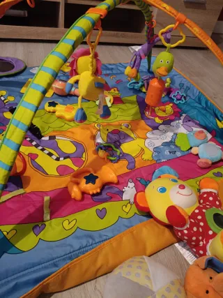 Manta de actividades y juguetes para bebé