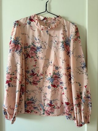 Blusa rosa floral con cuello alto