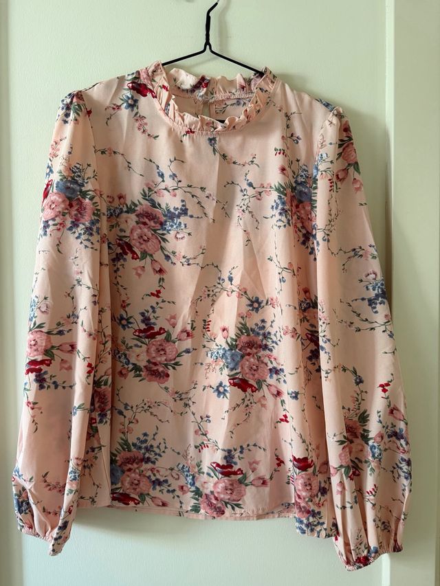 Blusa rosa floral con cuello alto