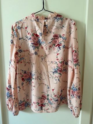 Blusa rosa floral con cuello alto
