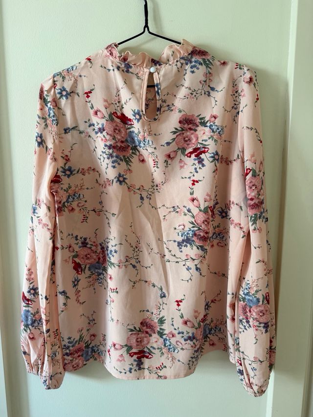 Blusa rosa floral con cuello alto