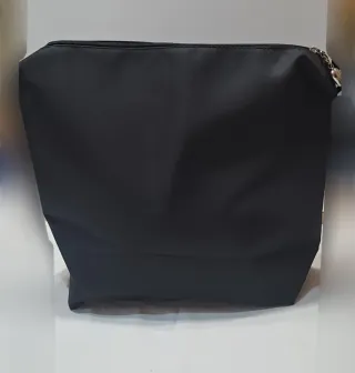 Borsa per effetti personali nera con ciondolo