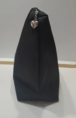 Borsa per effetti personali nera con ciondolo