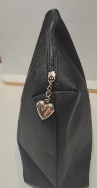 Borsa per effetti personali nera con ciondolo