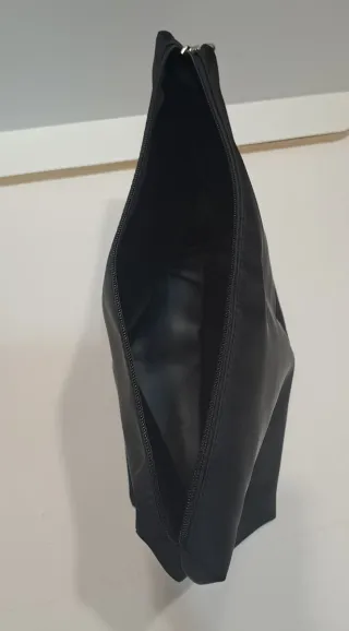 Borsa per effetti personali nera con ciondolo