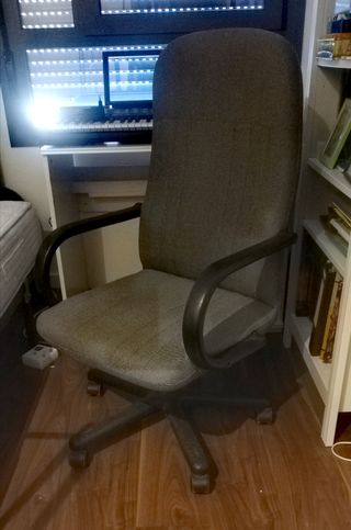 Silla de oficina ergonómica con ruedas