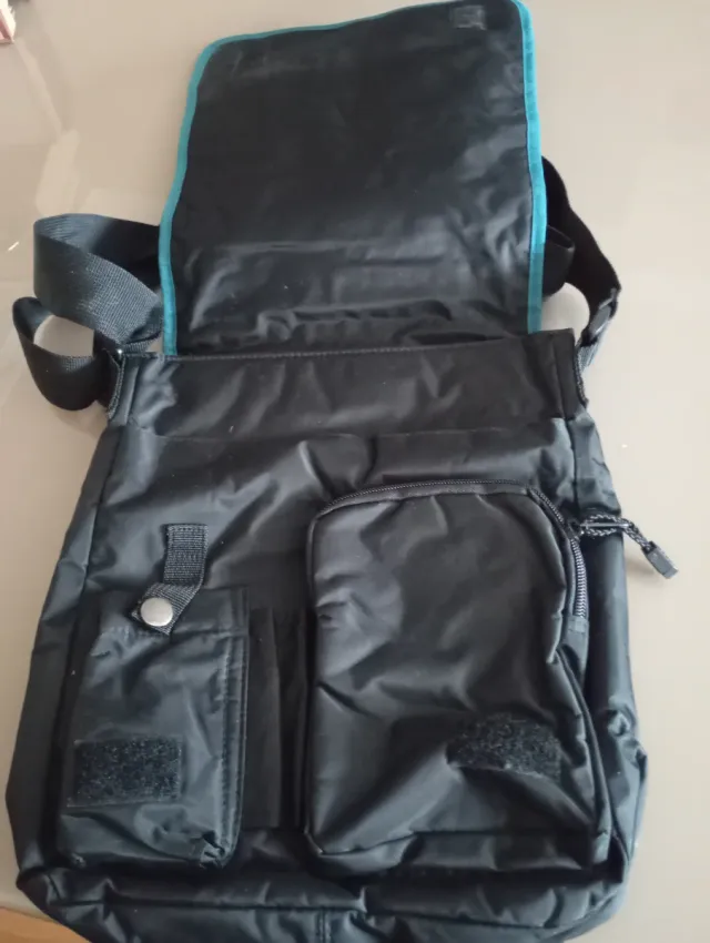 Bolso bandolera negro y turquesa