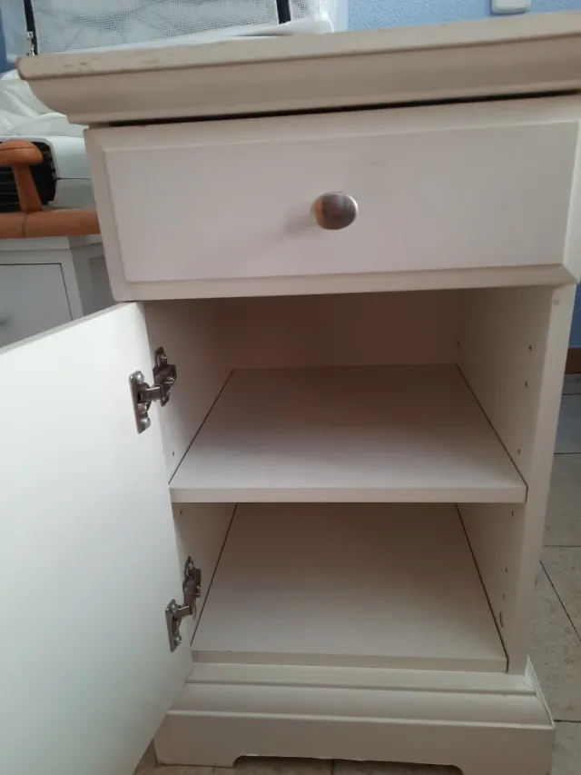 Mesilla de noche con cajón y puerta