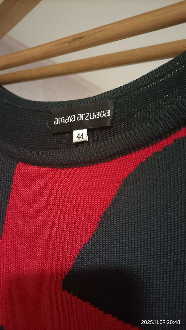 Lote 2 vestidos morado y negro Amaya Arzuaga.