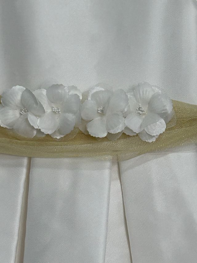 Vestido de fiesta blanco y dorado