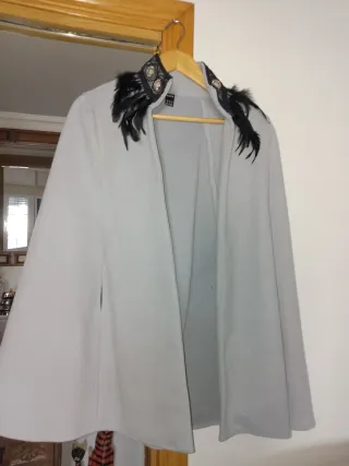 Capa gris perla con plumas