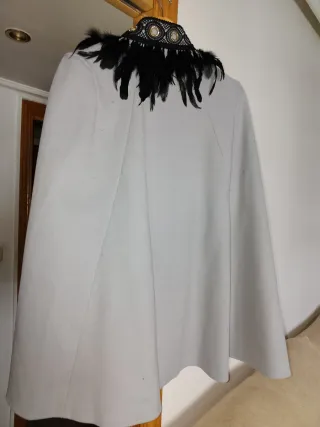 Capa gris perla con plumas