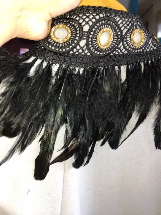 Capa gris perla con plumas