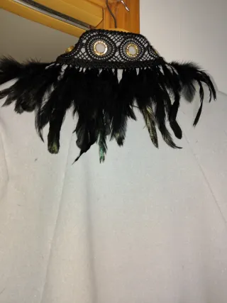 Capa gris perla con plumas