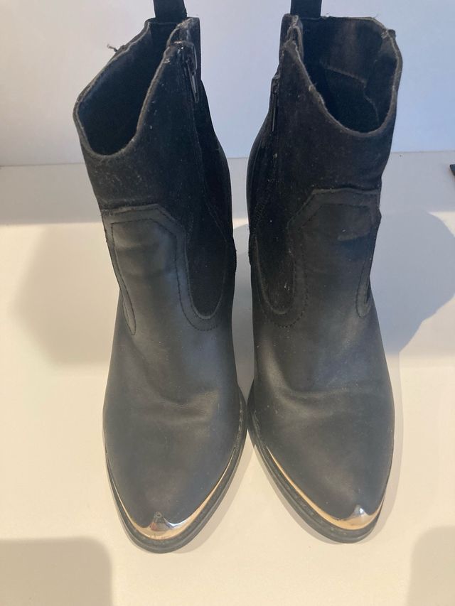 Botines camperos negros con puntera metalizada