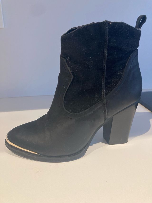 Botines camperos negros con puntera metalizada