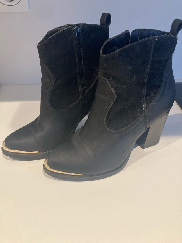 Botines camperos negros con puntera metalizada