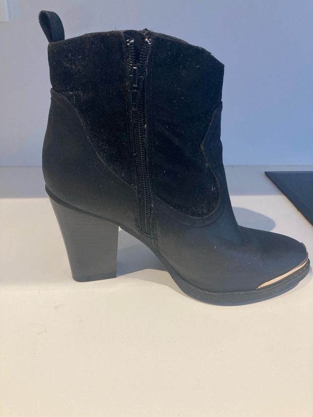 Botines camperos negros con puntera metalizada