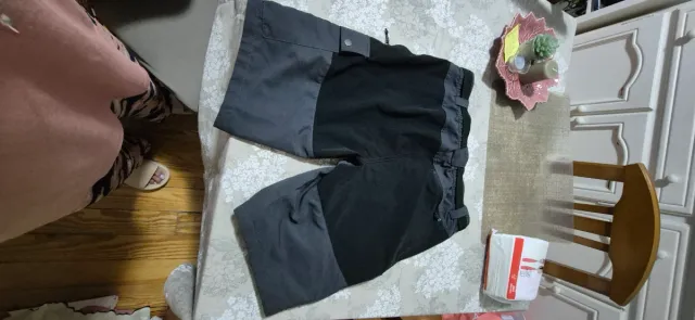 Bermuda trekking gris y negro