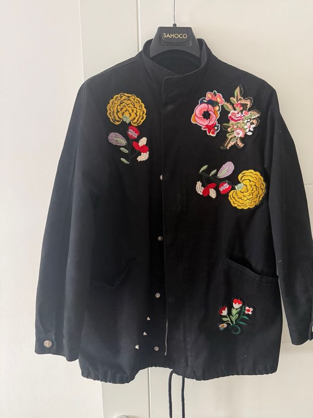 Chaqueta negra bordada flores